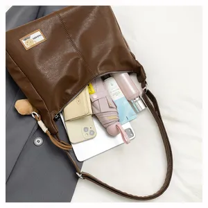 Retro soft leather dumpling shoulder bag detail showing large capacity storage and compartments.