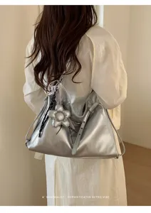 Borsa a tracolla argentata metallizzata con ciondolo a fiore, grande borsa rétro da donna.