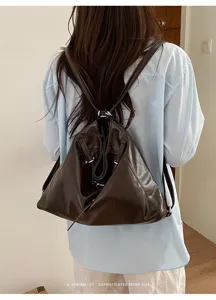 Zaino multifunzionale retro elegante da donna, dettaglio di borsa minimalista di alta qualità.