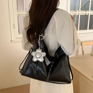 Borsa Tote da Donna in Ecopelle PU di Grande Capacità Retro Borsa a Tracolla Multifunzionale Casual Chic con Ciondolo