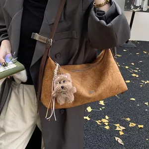 Cross-border niche crinkled baguette shoulder bag for women, versatile retro commuter handbag.