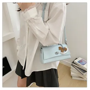 Stijlvolle lichtblauwe schoudertas crossbody met schattig schommelpaard-detail voor dames.