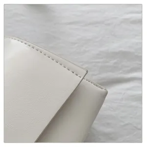Detail close up van witte PU lederen schoudertas, minimalistische handtas textuur weergave