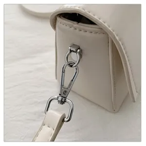 Close-up detailweergave van dames PU leer schoudertas kleine tas met zilveren hardware details.
