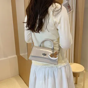 Stijlvolle beige lakleer schoudertas crossbody voor dames, trendy modieuze handtas.
