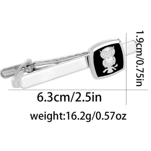 Vue détaillée de la pince à cravate en métal argenté motif hibou, 6.3cm, accessoire chic.