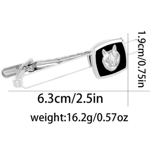 Pince a cravate en metal argente pour homme avec motif de tete d'animal et detail noir.