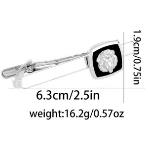 Pince à cravate pour homme en métal argenté avec motif de tête de lion carrée, longueur 6,3 cm.