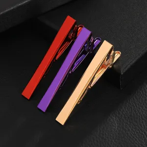 Vue détaillée des pinces à cravate colorées en métal électroplaqué pour hommes affaires.