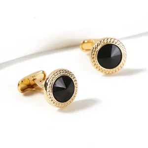 Boutons de manchette ronds dorés avec zircone noire détail, accessoire chemise homme.
