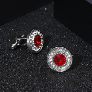 Élégants boutons de manchette homme en cristal rouge, accessoires de chemise argentés.