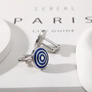 Gros plan de boutons de manchette en métal à cercles concentriques bleus, détail élégant.
