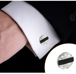 Boutons de manchette géométriques ronds avec des détails texturés pour chemises élégantes.