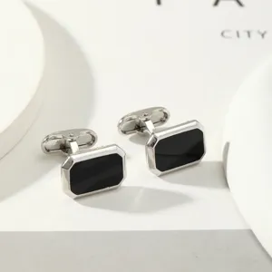 Boutons de manchette géométriques en métal argenté avec insert noir pour chemise homme.
