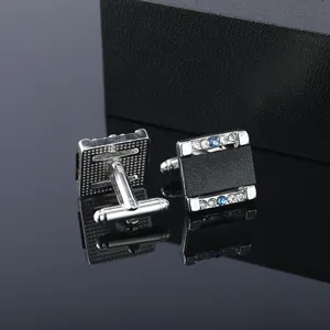 Boutons de manchette rectangulaires en metal argente avec insert noir et cristaux brillants