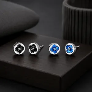Boucles d'oreilles clous rétro en argent avec croix et trèfle, style hip-hop urbain.