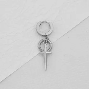 Gros plan détail de la boucle d'oreille anneau pendentif étoile croix en acier inoxydable.