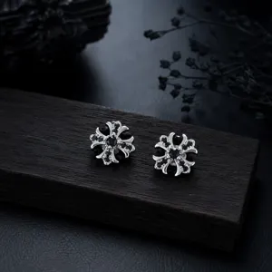 Boucles d'oreilles clous croix trèfle gothique punk pierre noire métal argent détail