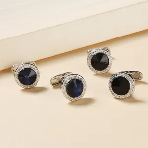 Vue de détail de boutons de manchette ronds élégants avec des cristaux bleus et noirs.