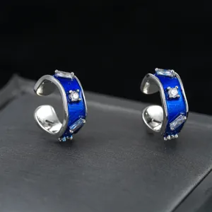 Detailaufnahme blauer Emaillierter Strass-Ohrklemmen, silberne Metall-Ohrringe.