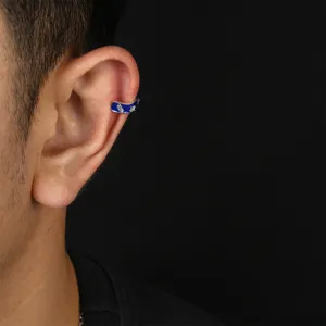 Nahaufnahme Detailansicht einer stilvollen blauen Emaillierten Ohrklemme mit Kristallen.