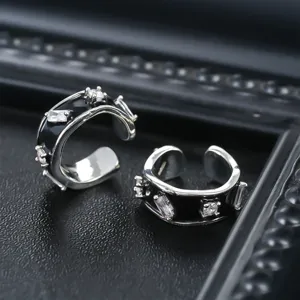 Nahaufnahme von schwarzen Emaille Zirkon Ohrklemmen, stilvoller minimalistischer Schmuck.