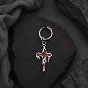 Gros plan détaillé de la manchette d'oreille croix gothique avec insertion d'émail rouge.