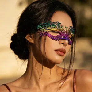 Primo piano dettagliato di una maschera in pizzo colorato ideale per feste ed eventi.