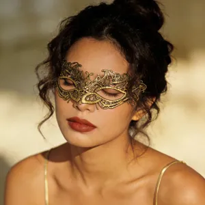 Maschera in pizzo dorato vista di dettaglio, elegante mezza maschera da festa per donne.