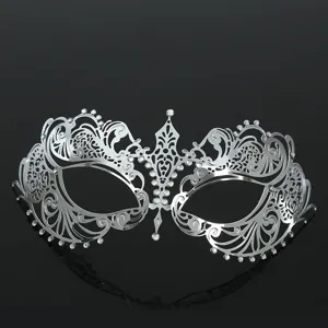 Primo piano dettagliato di maschera da festa in metallo argentato con strass scintillanti.