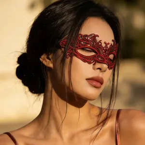 Squisita maschera per mezzo viso in pizzo rosso, perfetta per feste in maschera e Halloween.