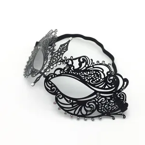 Máscara de mascarada de metal negro cortada con láser con diamantes de imitación fiesta