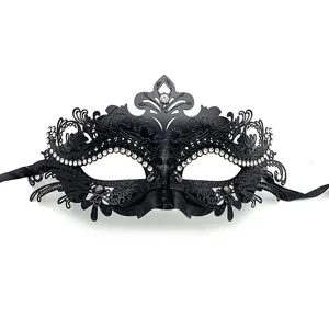 Detailansicht der schwarzen Metallmaske für Maskerade, mit Strass und filigranem Muster.