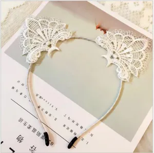 Détail délicat du serre-tête oreilles de chat en dentelle blanche, joli motif floral, doux.