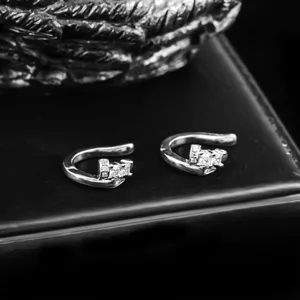 Ear cuff in zircone cubica argento, gioiello con clip geometrica minimalista donna uomo.