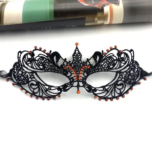 Mascara de encaje negro con diamantes de imitacion naranjas para Halloween detalle.