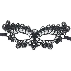 Detailaufnahme der schwarzen Spitzen-Maske mit funkelnden Strasssteinen und Bändern.