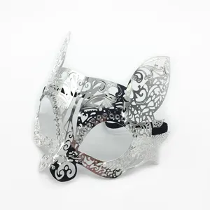 Silberne metallische Maskerade Maske mit funkelnden Strasssteinen und feinen Details.