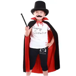 Dettaglio costume di Halloween per bambini, mantello reversibile rosso e nero, magia.