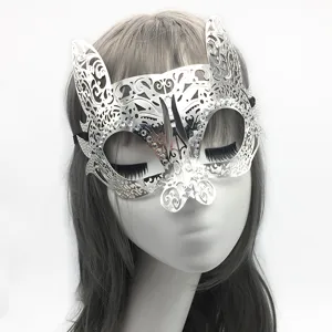 Silberne lasergeschnittene Metallmaske mit glitzernden Strasssteinen, schönes Halbgesicht.
