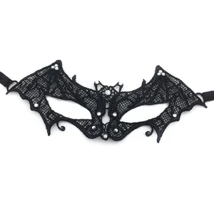Detailansicht einer schwarzen Spitzen-Fledermausmaske mit Strasssteinen für Halloween.