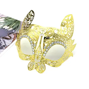 Goldener Maskenball Metall Maske Detail, Strass Hasen Augenmaske Nahaufnahme Design.