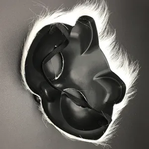 Vista dettagliata della struttura interna nera e dell'elastico di una maschera da volpe.