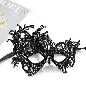 Dettaglio squisito di maschera in pizzo nero con delicato motivo di piume per feste.