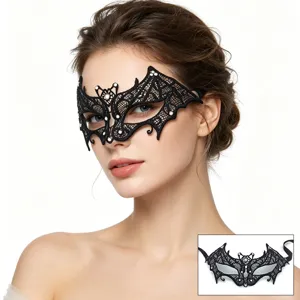 Detaillierte Ansicht der schwarzen Spitzen-Fledermausmaske mit feinen Strasssteinen.