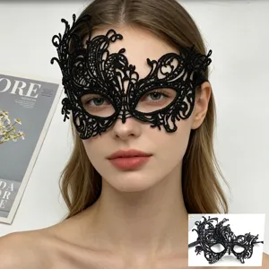 Vista dettagliata di maschera in pizzo nero con motivi intricati per feste e Halloween.