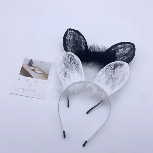 Détail serre-tête oreilles de chat en dentelle et plume, accessoires de fête élégants noir et blanc.