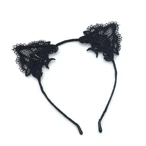 Vue détaillée du serre-tête oreilles de chat en dentelle noire, broderie exquise style.