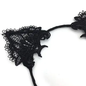 Gros plan sur le bandeau oreilles de chat en dentelle noire, design ajouré délicat pour fête.