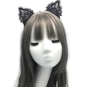 Vue détaillée du serre-tête oreilles de chat en dentelle noire, présentant un motif floral fin.
